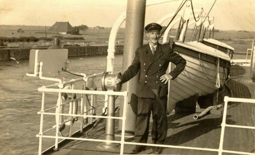 Stuurman Rinze Albertsma op de ss. C. Bosman